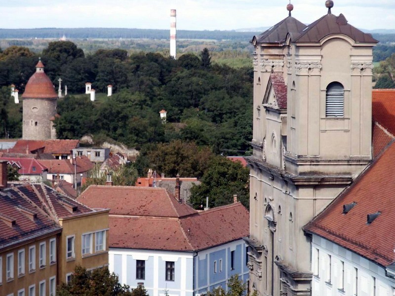 vpravo jezuitský kostol a vľavo vzadu rotunda sv. Juraja